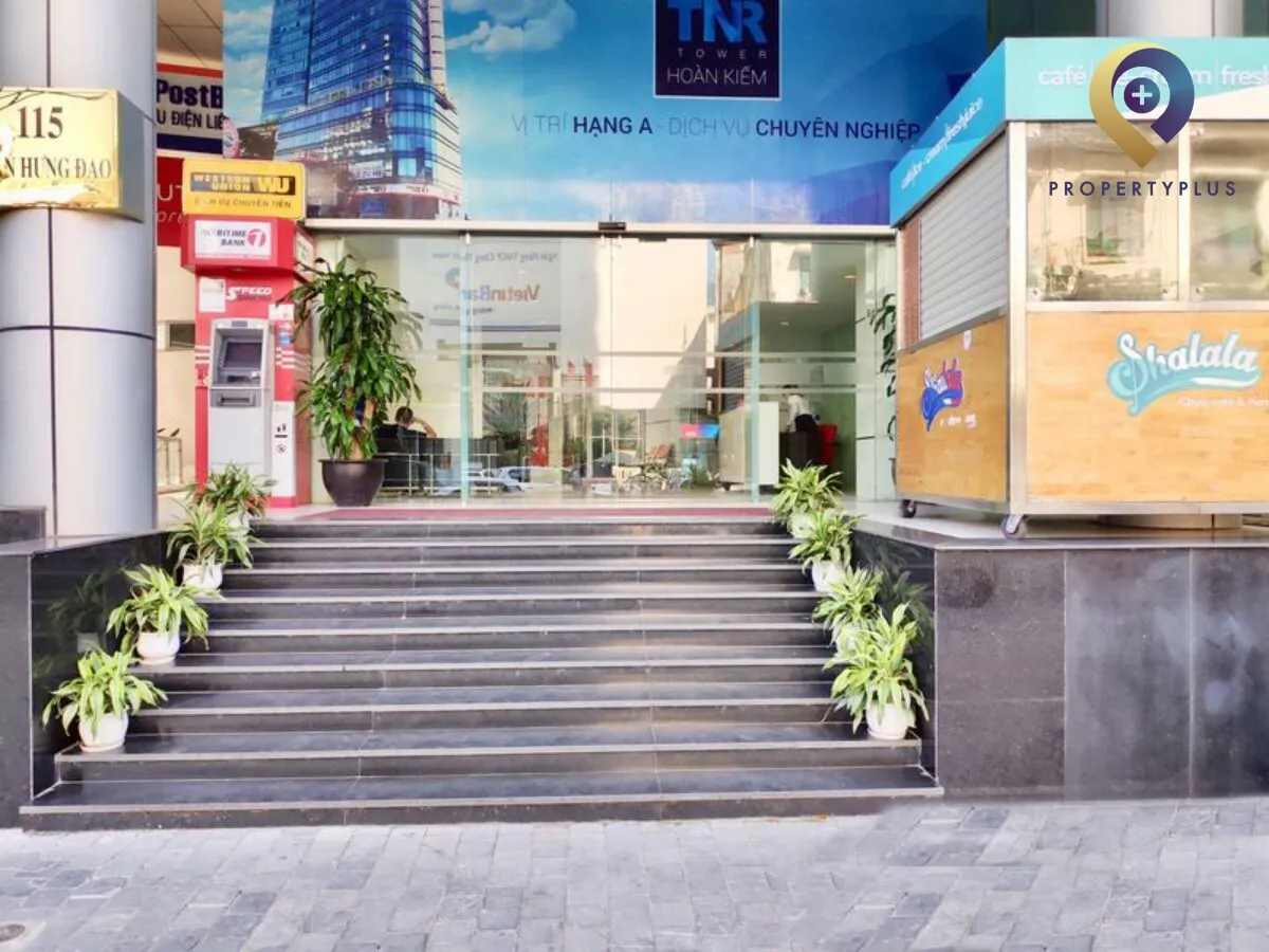 Lối vào chính tòa nhà TNR Trần Hưng Đạo, Quận Hoàn Kiếm, Hà Nội